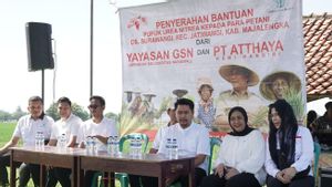 Yayasan GSN dan PT Atthaya Kemi Mandiri Salurkan Pupuk kepada Petani Majalengka