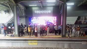 KRL Alami Gangguan, Penumpang di Stasiun Sudirman Kecewa Adanya Keterlambatan Perjalanan