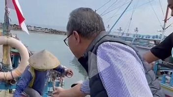 KPK 'Sentil' Zulhas Gara-gara Video Bagi Uang Rp50 Thousand Ke Warga