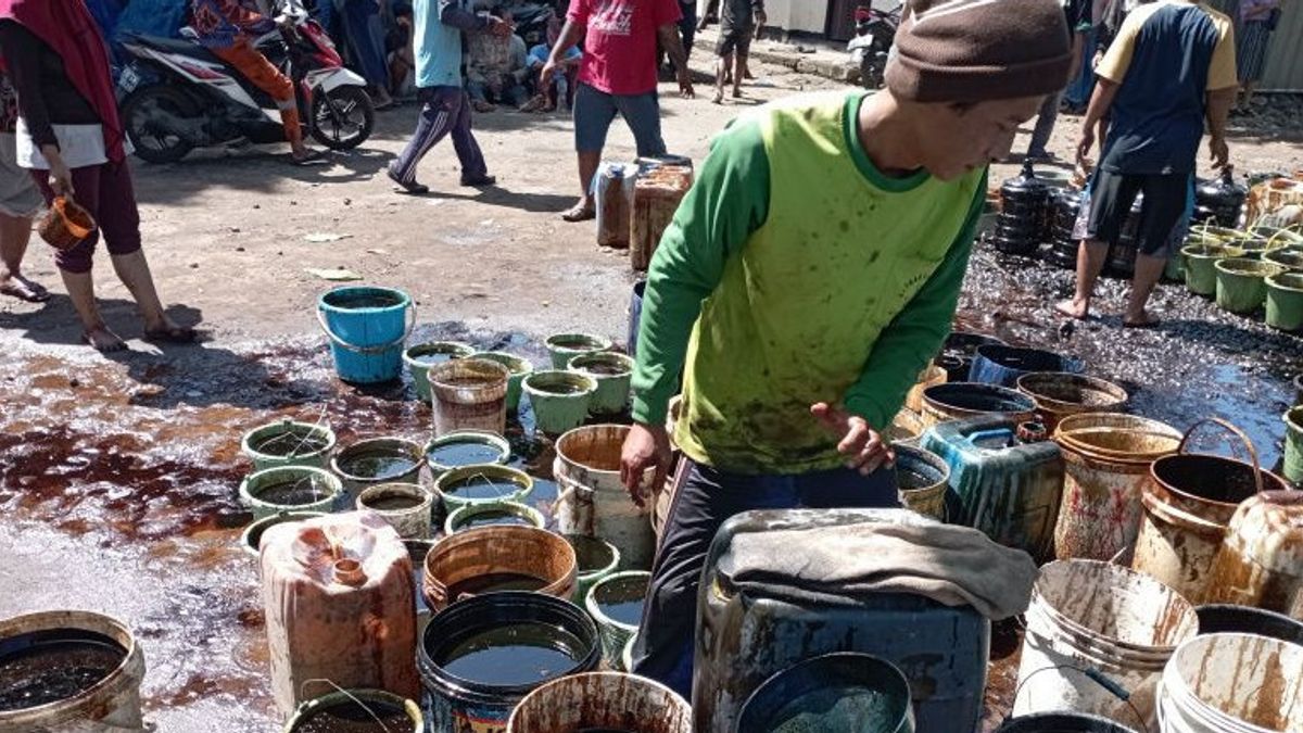 Minyak Tumpah di Sungai Donan Cilacap, Warga Serok Pakai Gayung Hingga Perahu Bersih-bersih