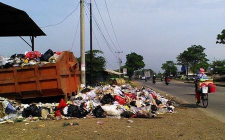 Saking Banyaknya Sampah di Karawang, Sampai Tak Bisa Lagi Terangkut ke TPA