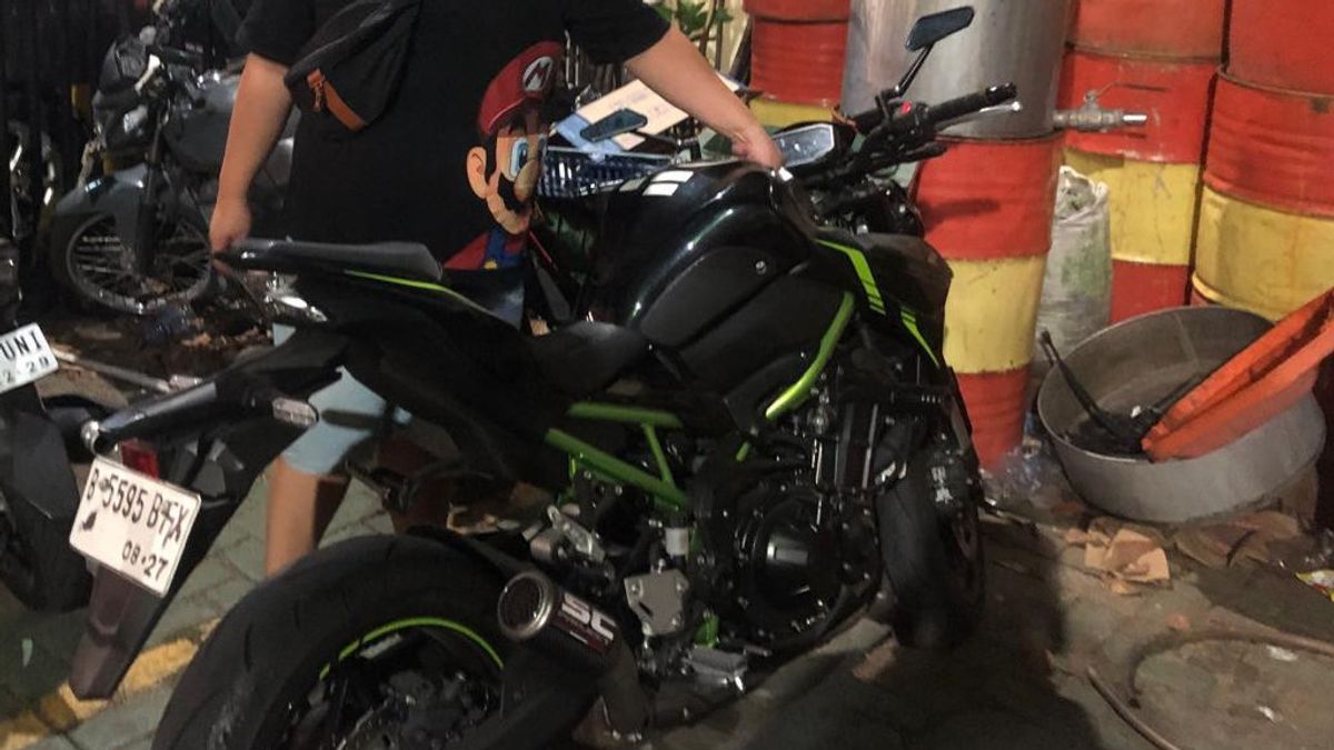 La technologie avancée du Kawasaki Z900 a fait deux voleurs dans le hall de Tambora puis les laissés dans la rue