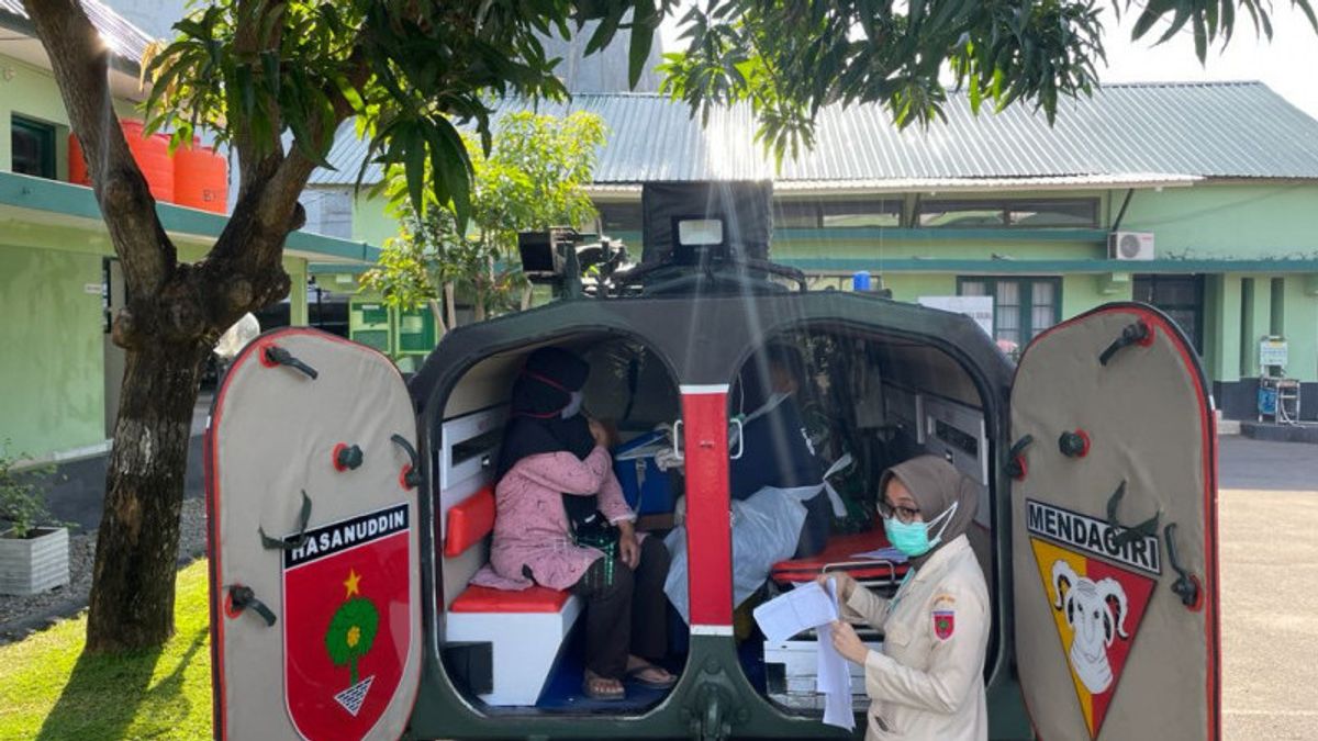 Kodim 1408 BS Makassar Sediakan Vaksinasi untuk Warga di Tank Ambulans