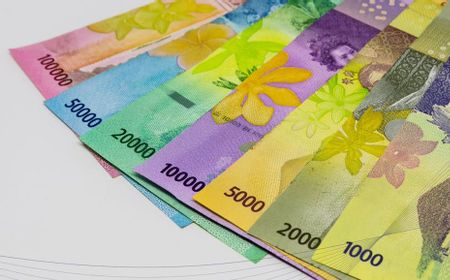 Rupiah Senin Dibuka Makin Mendekati Rp16.000 per Dolar AS