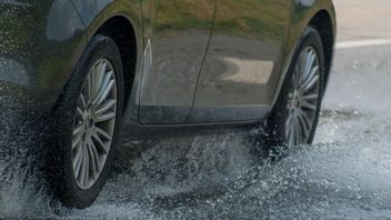 雨季に適合するカータイヤの種類、リシンストリートで安全で濡れた
