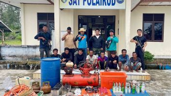 باستخدام قنابل الأسماك في البحر ، تم القبض على 8 صيادين من سيبولغا شمال سومطرة من قبل Ditpolairud من شرطة آتشيه