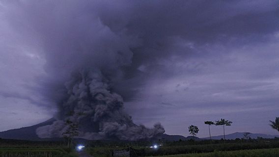 Semeru掉落熔岩，山坡居民开始避难