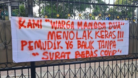 Warga Sawah Besar Pasang Spanduk Tolak Pemudik Pulang Tanpa Tes COVID-19   