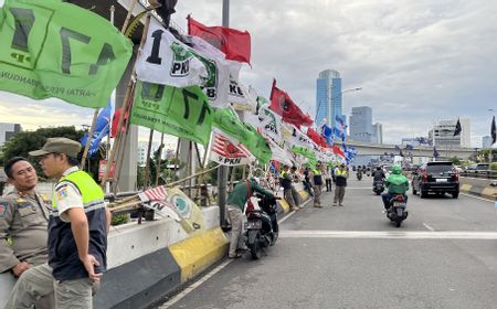 Buntut Kecelakaan Pasutri, Bawaslu dan Satpol PP Rapihkan APK di Flyover Mampang