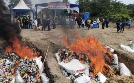 10 Ribu Pasang Sepatu Dimusnahkan di Sport Center Pekanbaru