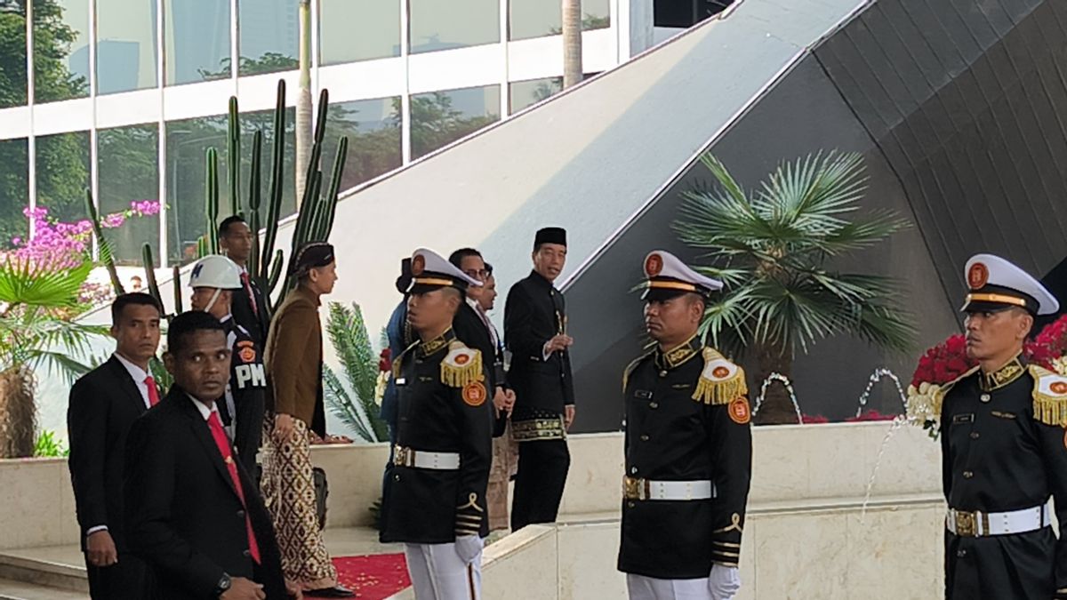 Jokowi Hadiri Sidang Tahunan MPR Kenakan Pakaian Adat Betawi