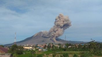 シナブン山は2キロまで熱い雲をスプレー