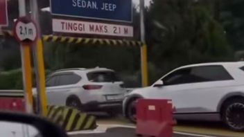 Annoyed To Be Overtaken At The Toll Gate, Hyundai Ionic Luxury Car Hits A Minibus From Behind