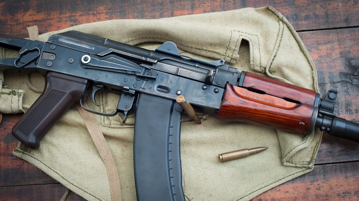 أسد جديد يحتفظ به في موكب AK-47 بعد عض صاحب العمل حتى الموت