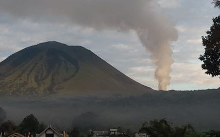 Gunung Lokon Sulut Erupsi Semburkan Abu Vulkanik 350 Meter, Warga Diminta Menjauh 1,5 Km dari Kawah