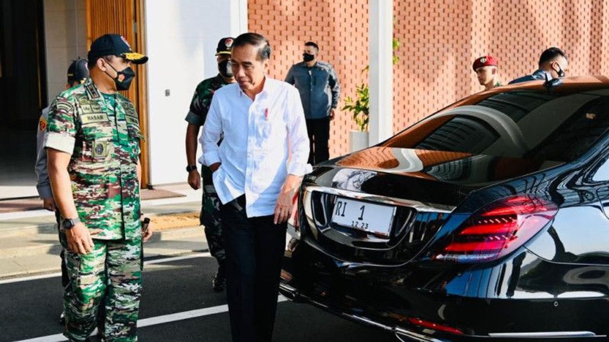 Bukan Naik Helikopter, Jokowi Tinjau Jalan Rusak di Lampung dengan Mobil