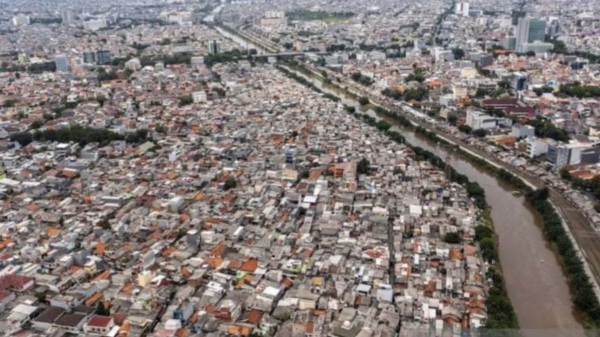 La chute des terres à Jakarta due à des activités industrielles