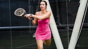 5 Potret Cantiknya Nia Ramadhani Kenakan Dress Mini Warna Pink saat Main Padel