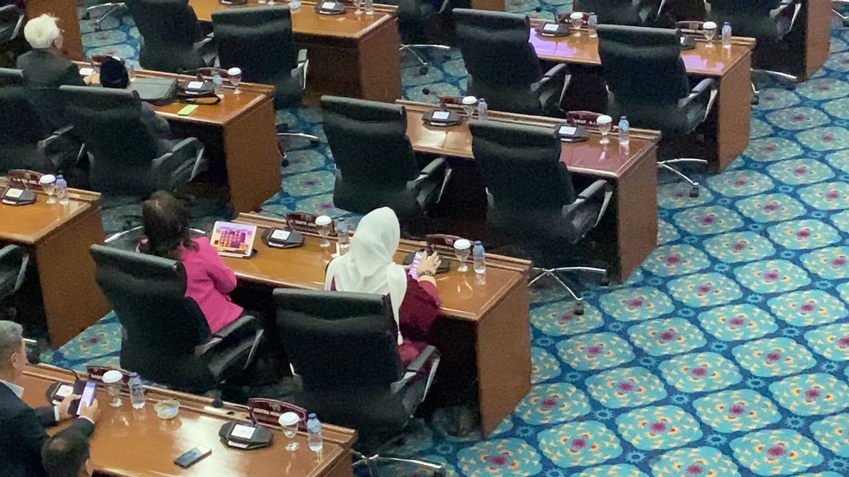 Reprimand Members Playing Games At The Plenary Meeting, Chairman Of The PDIP Faction Of The DKI DPRD: Whatever The Reason, Not Ethical!