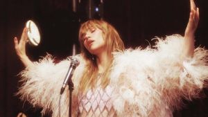 Suki Waterhouse Umumkan Detail Peluncuran Album Ketiga “Loveland”