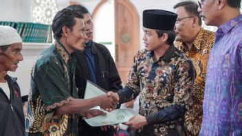 Wamen ATR Bagikan 44 Sertifikat Tanah di Ponpes Al Mashturiyah Sukabumi