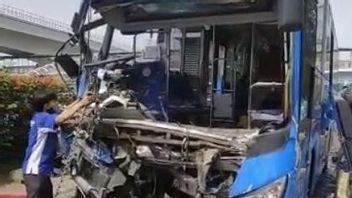 Le Bus TransJakarta S’est Arrêté à L’arrêt Busway, Frappé Par Derrière Jusqu’à La Mort Du Conducteur