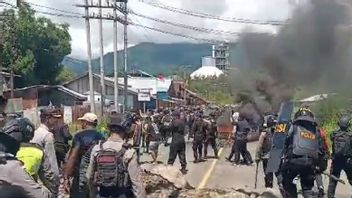 Police Open Forcing The West Trans Papua Road Blockade In Manokwari