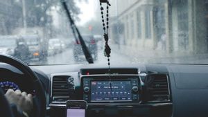 Empat Tips Menghindari Kaca Mobil Berjamur di Musim Hujan 