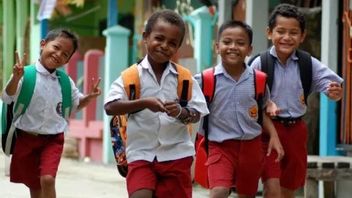 スカマラ地方政府は制服を無料で提供し、恵まれない学生に奨学金を提供しています