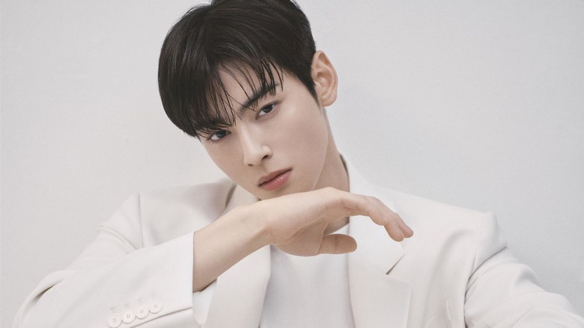 Cha Eun Woo Gandeng India Eisley untuk Video Musik Debut Solo