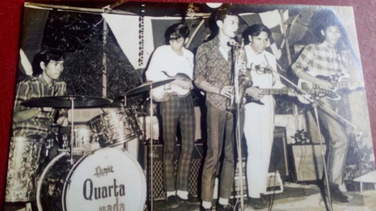 حزن إندرا كيو عندما توفي عمه ، عازف الجيتار في فرقة كوارتا ندا التي تعود إلى حقبة 60s
