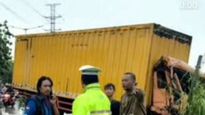 Truk Ringsek Usai Tabrak Pembatas Jalan di Cilincing, Sopir Terjepit Kabin