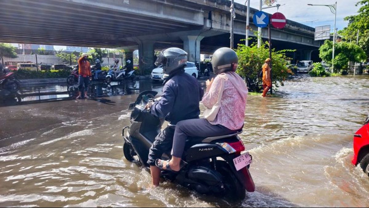Jalan Outer Ring Road Kembangan Soak Flood 30 Cm, A Number Of Motorcycle Strikes