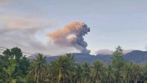 Dukono Gunung Semburkan Abu Vulkanik 高达1,400米