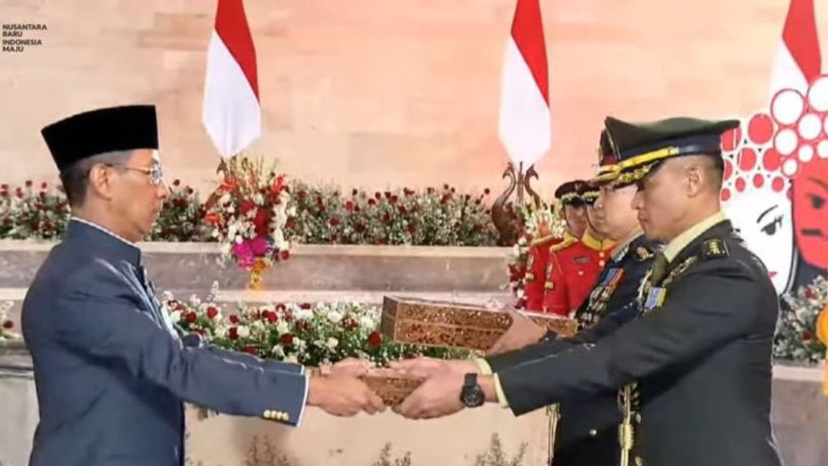 Heru Budi Hartono Le leader culturel du Kirab duplicat du drapeau de Pusaka et du texte de Proklamation de Monas à IKN