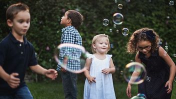 5 Aktivitas yang Dapat Bantu Tingkatkan Perkembangan Otak Anak