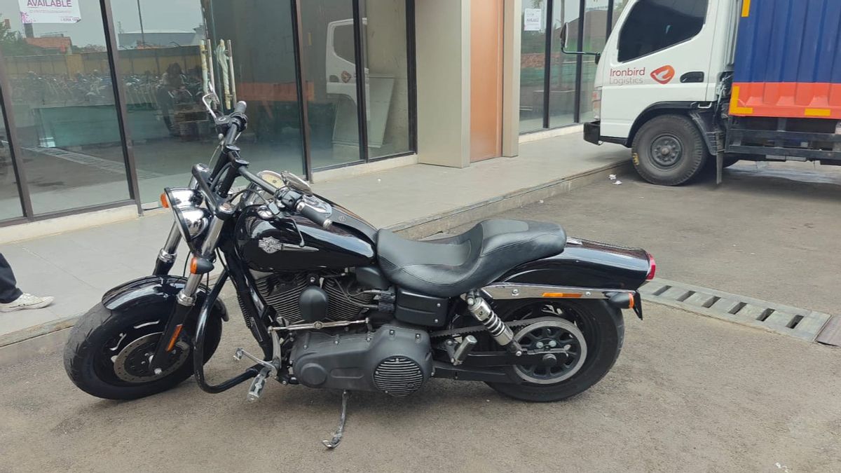 Harley Davidson FDX disparu sur le parking de Senayan City a été retrouvé au centre commercial de Bekasi
