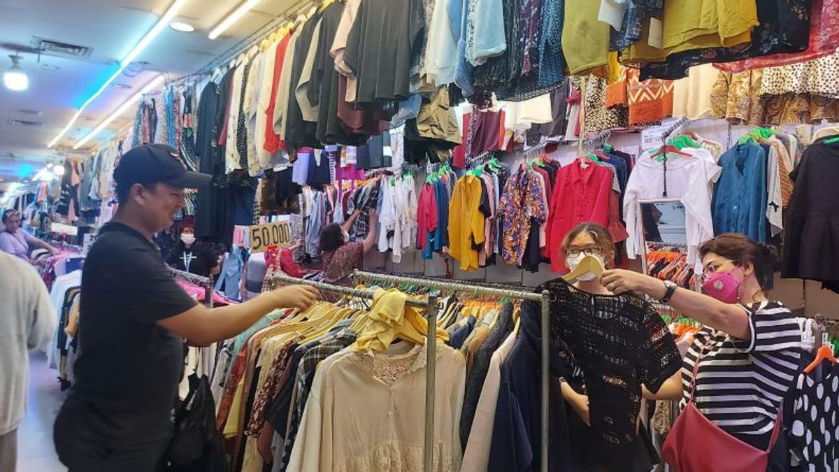 Polisi Gerebek Gudang Ballpress, Pedagang di Pasar Senen Sulit Stok Pakaian Bekas Impor