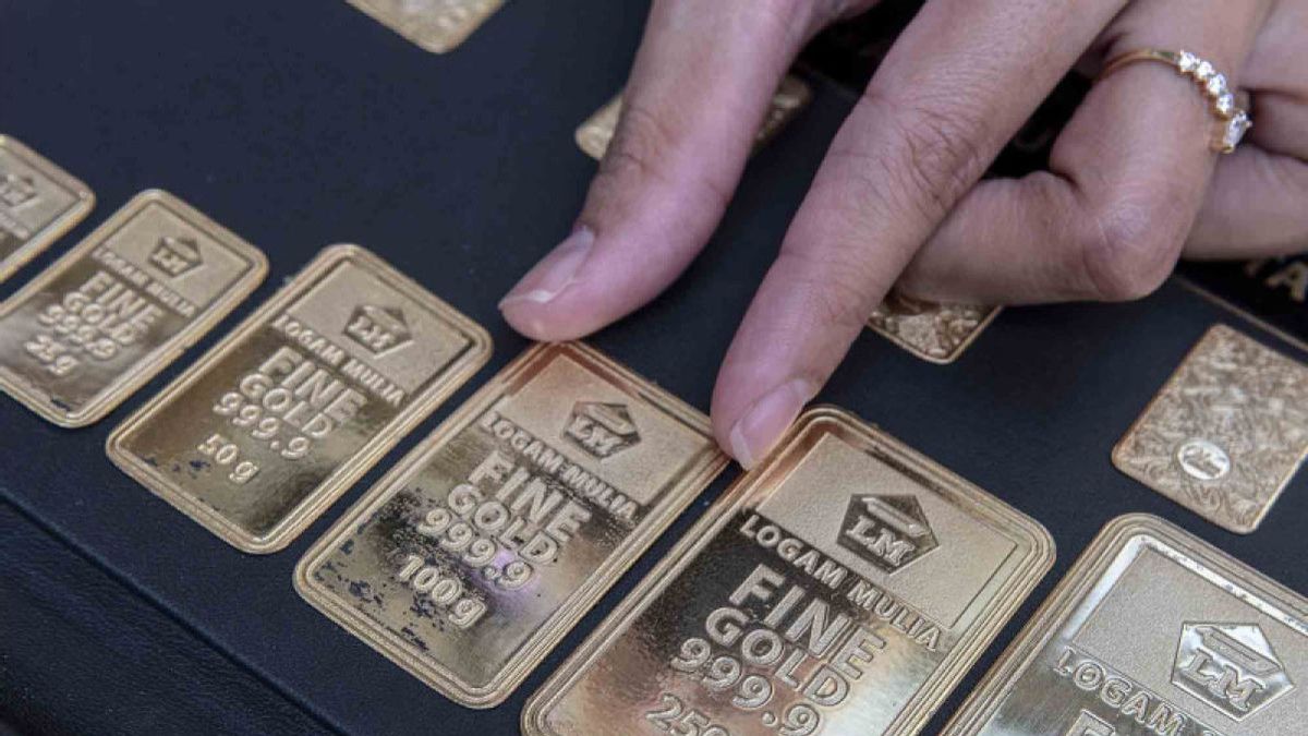 Harga Emas Antam Anjlok Rp50.000 ke Rp2.348.000 per Gram