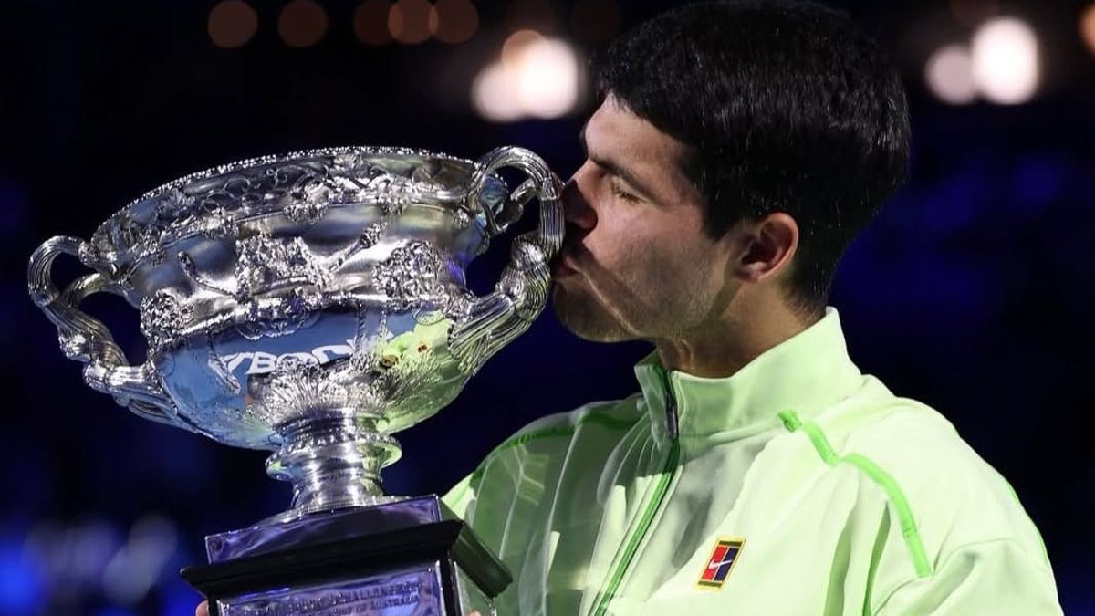 كارلوس ألكاراز الفائز بجائزة أستراليا المفتوحة 2026 بعد هزيمة ديوكوفيتش   