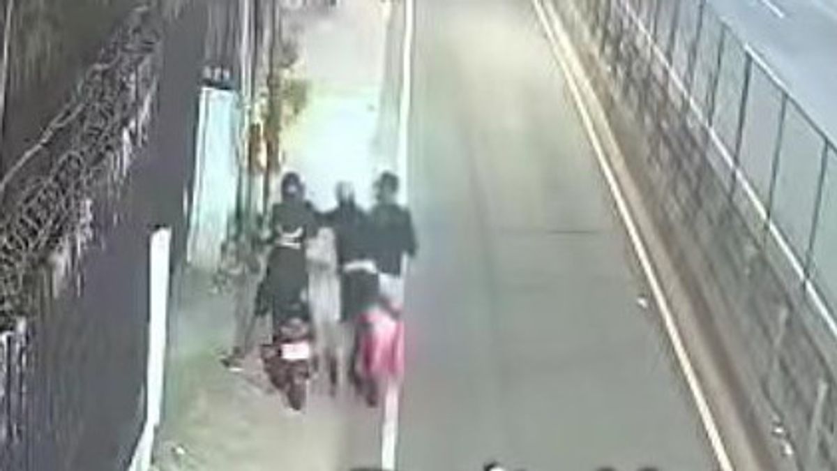 Motorcyclist Robbed and Beaten by Four People on the Edge of the Kemanggisan Palmerah Toll Road
