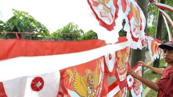 为庆祝印度尼西亚共和国成立77周年而销售小饰品，坦格朗的贸易商每天营业额达到500万印尼盾