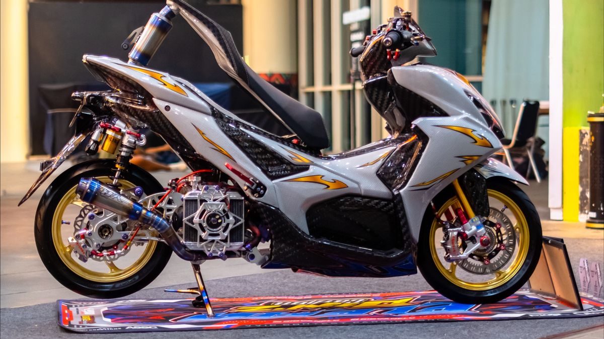 ヤマハエアロックスアルファサイバースタイルの改造 未来家精神 2025 GTAイベントで注意を盗む