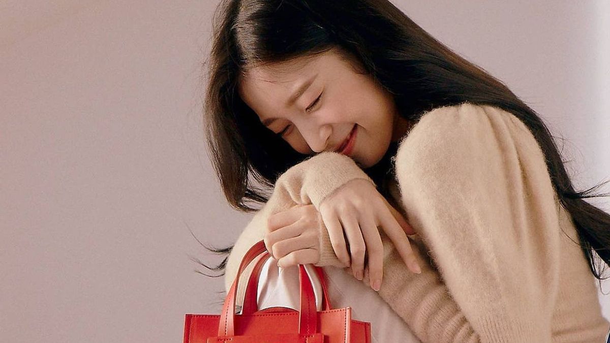 Do You Want To Have A Bag Like These 5 Korean Artists? Peek, Come On