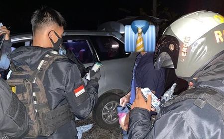 2 Pria Gay Ketahuan Polisi Bermesraan dalam Mobil di Tengah Kegelapan Stadion Palangka Raya