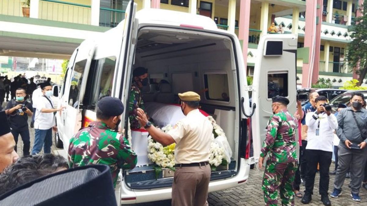 After Prayed By Mahfud MD And Anies Baswedan At UIN, Azyumardi Azra's Body Was Brought To Kalibata Cemetery