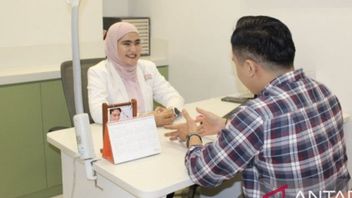 顔に浮腫の兆候に注意を払う、メラズマに対処する方法