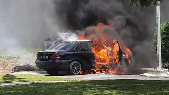 ACホールから煙が出ると、カクンのメルセデスベンツの車は燃えています