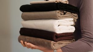 Bikin Tak Nyaman, Ini 5 Bahan Baju yang Sebaiknya Dihindari Saat Musim Hujan   