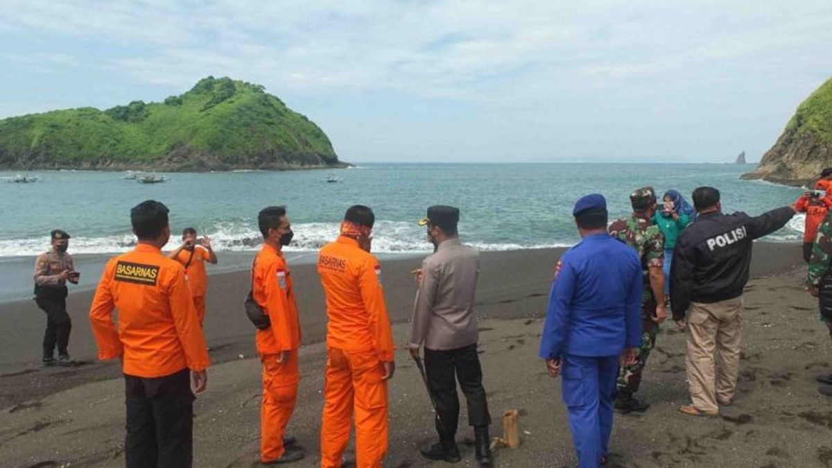 来自Sole Teak Nusantara集团的9人在Jember的Payangan海滩的仪式中消失在海浪中